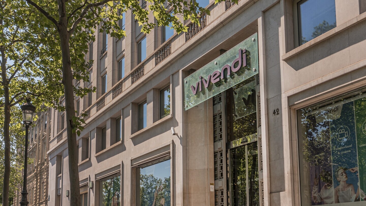 Outside Vivendi Headquarters 